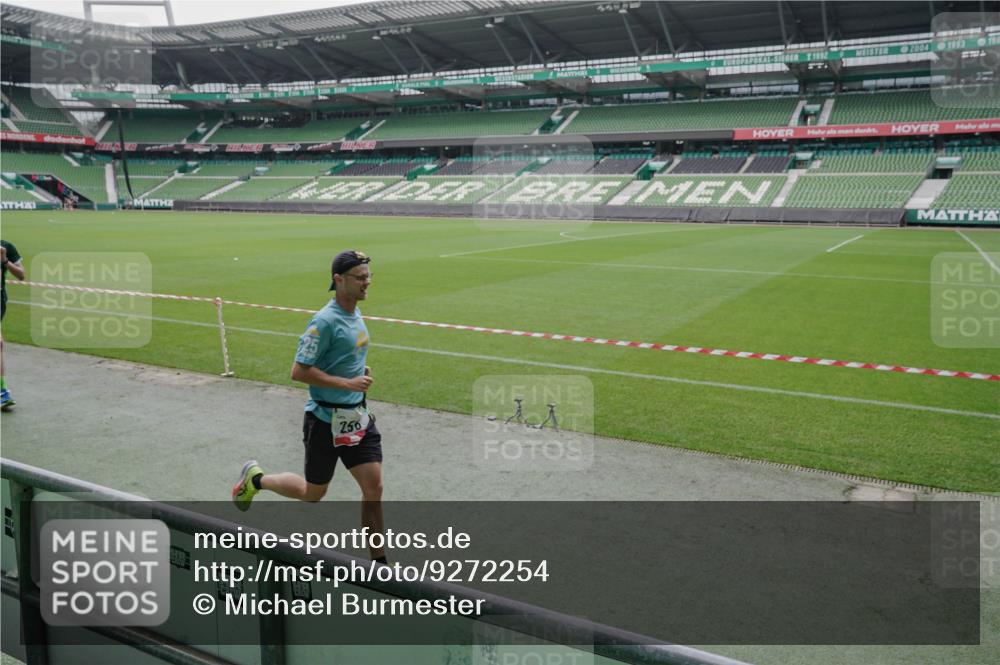 05.10.2025 - 20. swb-Marathon Bremen Michael Burmester http://msf.ph/oto/9272254 05.10.2025 12:46:12 Laufen im Stadion 256, 281, 349, 649, 852, 943, 1091, 1307, 2163, 2228, 2276, 2545, 2585, 3381, 3807, 4274, 4617, 4786, 5132, 5588, 6849, 7028, 7440, 7526, 7675, 1146, 1790, 1883, 3197, 6150, 8747 meine-sportfotos.de