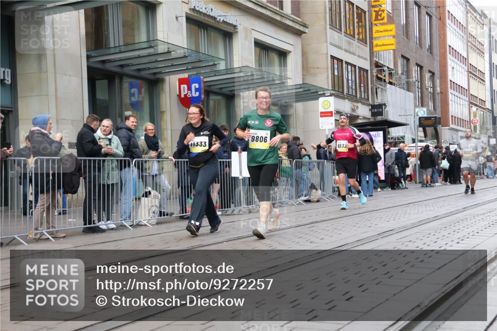 05.10.2025 - 20. swb-Marathon Bremen Strokosch-Dieckow http://msf.ph/oto/9272257 05.10.2025 11:09:54 Ziel 7799, 8225, 8533, 9470, 9476, 9554, 9561, 9734, 9806, 9895, 10082, 10189, 10280, 10288, 10383, 10552, 10563, 10596, 10659, 10969, 11204, 11261, 11333, 11388, 11401, 11536, 11634, 7799, 8225, 8533, 9470, 9476, 9554, 9561, 9734, 9806, 9895, 10082, 10189, 10280, 10288, 10383, 10552, 10563, 10596, 10659, 10969, 11204, 11261, 11333, 11388, 11401 meine-sportfotos.de