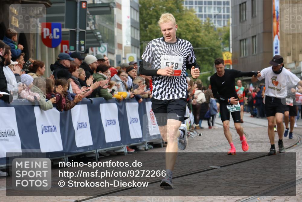 05.10.2025 - 20. swb-Marathon Bremen Strokosch-Dieckow http://msf.ph/oto/9272266 05.10.2025 13:02:50 Ziel 288, 539, 2585, 3381, 4274 meine-sportfotos.de