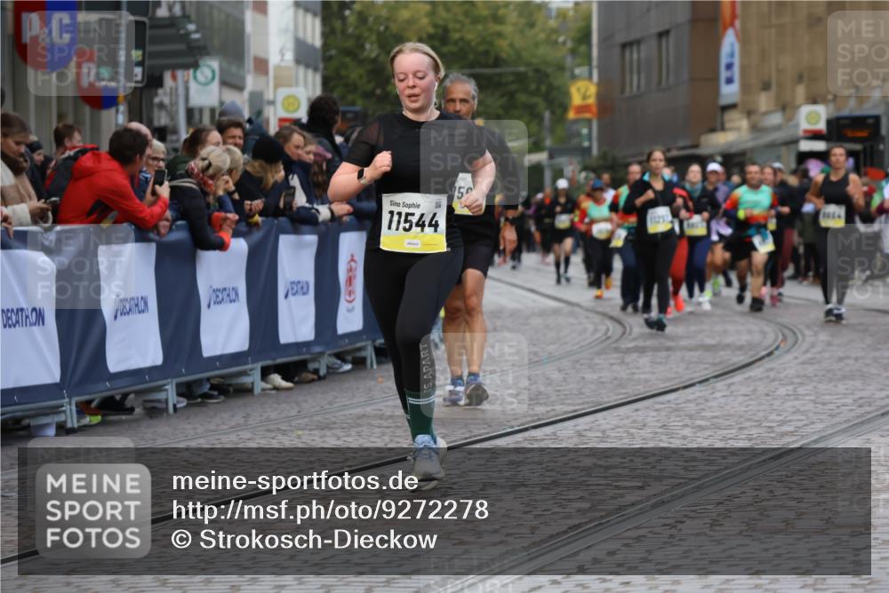 05.10.2025 - 20. swb-Marathon Bremen Strokosch-Dieckow http://msf.ph/oto/9272278 05.10.2025 11:10:51 Ziel 9984, 10399, 10861, 11161, 11318, 11544 meine-sportfotos.de