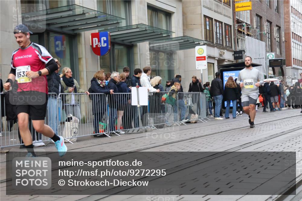 05.10.2025 - 20. swb-Marathon Bremen Strokosch-Dieckow http://msf.ph/oto/9272295 05.10.2025 11:09:57 Ziel 7799, 8225, 8533, 9470, 9476, 9554, 9734, 9806, 9895, 10082, 10189, 10280, 10288, 10383, 10552, 10563, 10596, 10969, 11204, 11261, 11333, 11388, 11401, 11536, 7799, 8225, 8533, 9470, 9476, 9554, 9734, 9806, 9895, 10082, 10189, 10280, 10288, 10383, 10552, 10563, 10596, 10969, 11204, 11261, 11333, 11388, 11401 meine-sportfotos.de