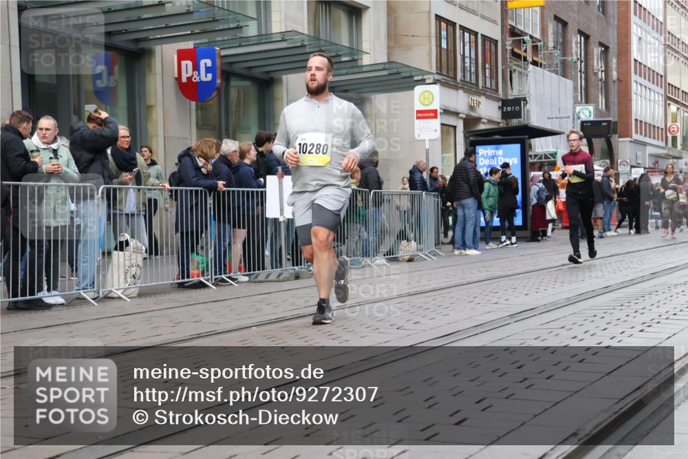 05.10.2025 - 20. swb-Marathon Bremen Strokosch-Dieckow http://msf.ph/oto/9272307 05.10.2025 11:09:59 Ziel 7799, 8225, 8533, 9470, 9476, 9734, 9806, 9895, 10082, 10189, 10280, 10288, 10440, 10441, 10552, 10563, 10596, 10980, 11204, 11261, 11333, 11388, 11536, 7799, 8225, 8533, 9470, 9476, 9734, 9806, 9895, 10082, 10189, 10280, 10288, 10440, 10441, 10552, 10563, 10596, 10980, 11204, 11261, 11333, 11388 meine-sportfotos.de