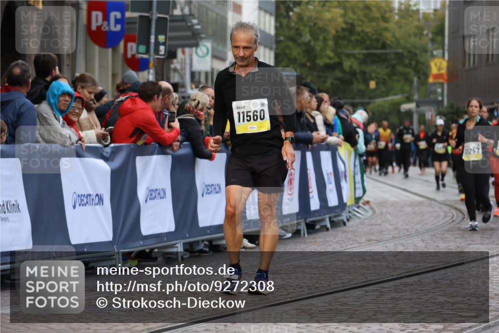 05.10.2025 - 20. swb-Marathon Bremen Strokosch-Dieckow http://msf.ph/oto/9272308 05.10.2025 11:10:54 Ziel 9984, 10399, 11318, 11544, 11560 meine-sportfotos.de