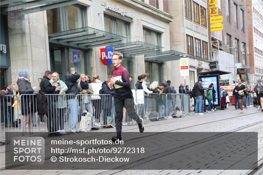 05.10.2025 - 20. swb-Marathon Bremen Strokosch-Dieckow http://msf.ph/oto/9272318 05.10.2025 11:10:02 Ziel 8225, 8533, 9734, 9806, 9895, 10082, 10146, 10189, 10280, 10288, 10440, 10441, 10442, 10552, 10563, 10980, 11204, 11261, 11333, 11342, 11388, 8225, 8533, 9734, 9806, 9895, 10082, 10146, 10189, 10280, 10288, 10440, 10441, 10442, 10552, 10563, 10980, 11204, 11261, 11333, 11342, 11388 meine-sportfotos.de