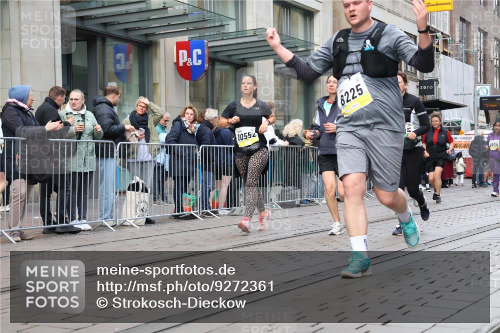 05.10.2025 - 20. swb-Marathon Bremen Strokosch-Dieckow http://msf.ph/oto/9272361 05.10.2025 11:10:07 Ziel 8225, 8533, 9446, 9734, 9806, 9895, 10146, 10189, 10280, 10288, 10440, 10441, 10442, 10552, 10980, 11240, 11333, 11342, 11388, 8225, 8533, 9446, 9734, 9806, 9895, 10146, 10189, 10280, 10288, 10440, 10441, 10442, 10552, 10980, 11240, 11333, 11342, 11388 meine-sportfotos.de