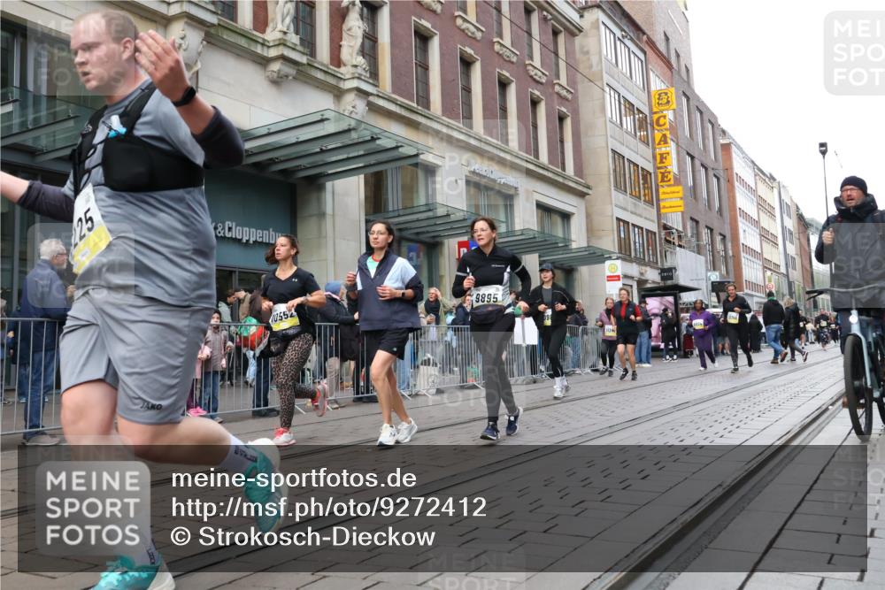 05.10.2025 - 20. swb-Marathon Bremen Strokosch-Dieckow http://msf.ph/oto/9272412 05.10.2025 11:10:09 Ziel 8225, 8533, 9446, 9734, 9895, 10146, 10189, 10280, 10288, 10440, 10441, 10442, 10552, 10665, 10980, 11240, 11333, 11342, 11388, 8225, 8533, 9446, 9734, 9895, 10146, 10189, 10280, 10288, 10440, 10441, 10442, 10552, 10665, 10980, 11240, 11333, 11342, 11388 meine-sportfotos.de