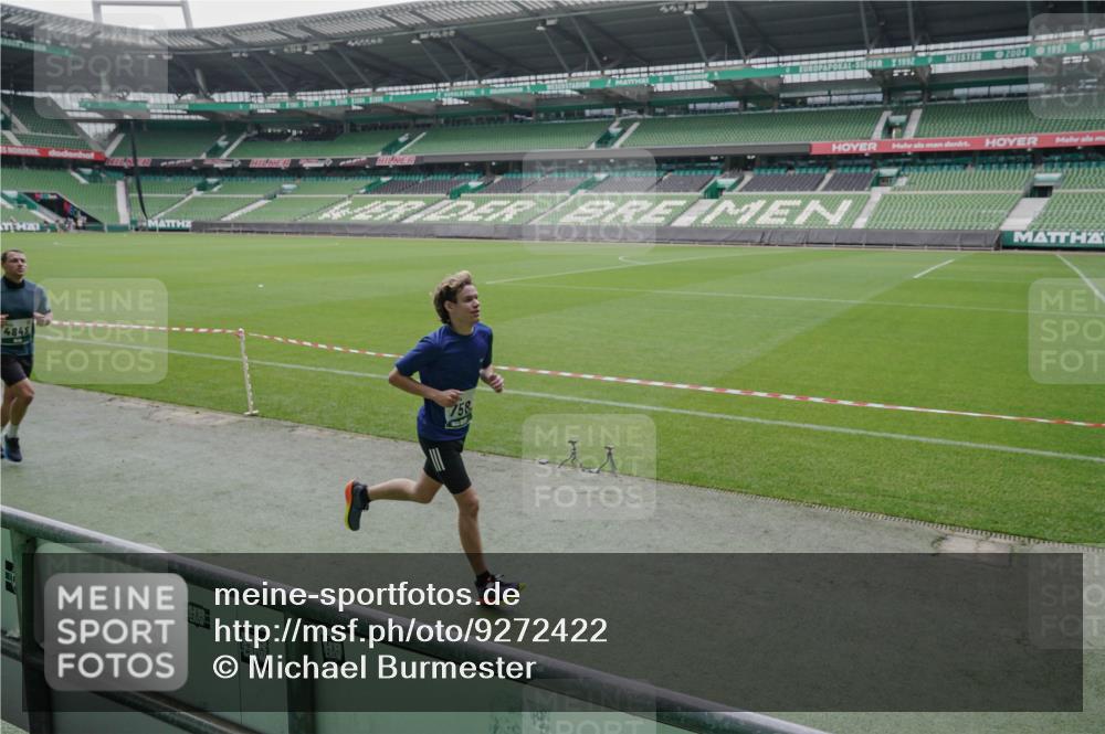 05.10.2025 - 20. swb-Marathon Bremen Michael Burmester http://msf.ph/oto/9272422 05.10.2025 12:46:39 Laufen im Stadion 256, 281, 502, 545, 609, 818, 862, 891, 1246, 1521, 2163, 2228, 2276, 2585, 3054, 3084, 3381, 4274, 4617, 4758, 4848, 6849, 7583, 7675, 349, 649, 852, 943, 1091, 1307, 2545, 3807, 5132, 5588, 7028, 7526 meine-sportfotos.de