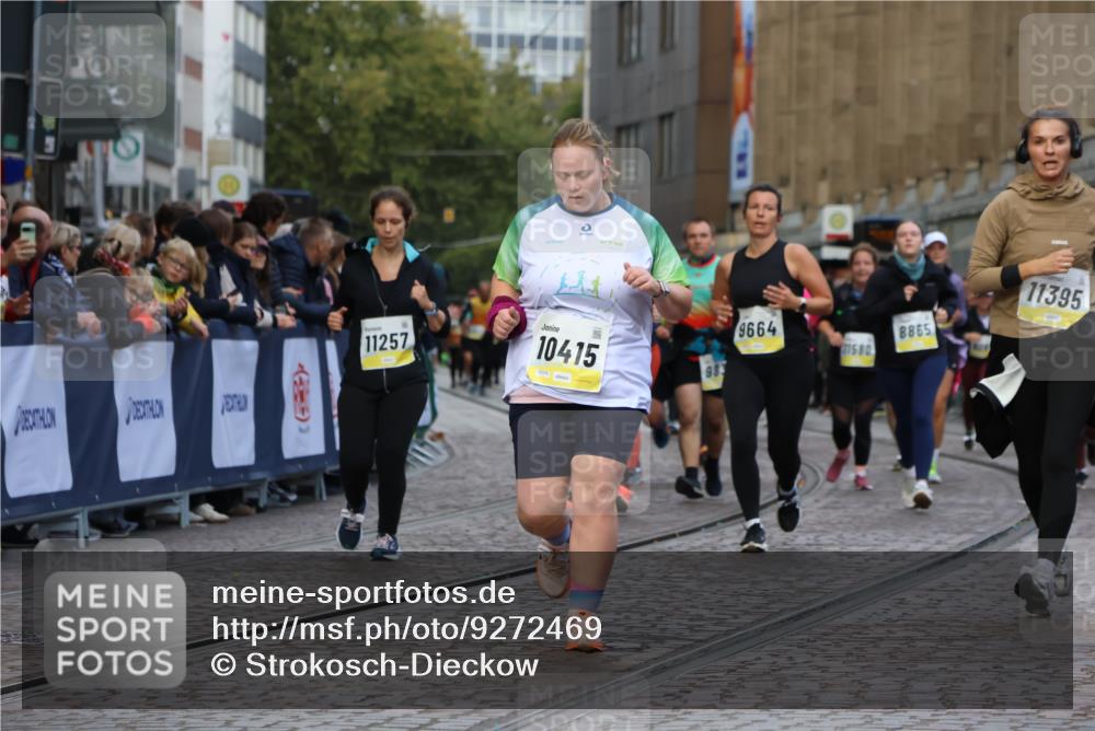 05.10.2025 - 20. swb-Marathon Bremen Strokosch-Dieckow http://msf.ph/oto/9272469 05.10.2025 11:11:00 Ziel 9664, 9948, 10415, 11257, 11395, 11560 meine-sportfotos.de