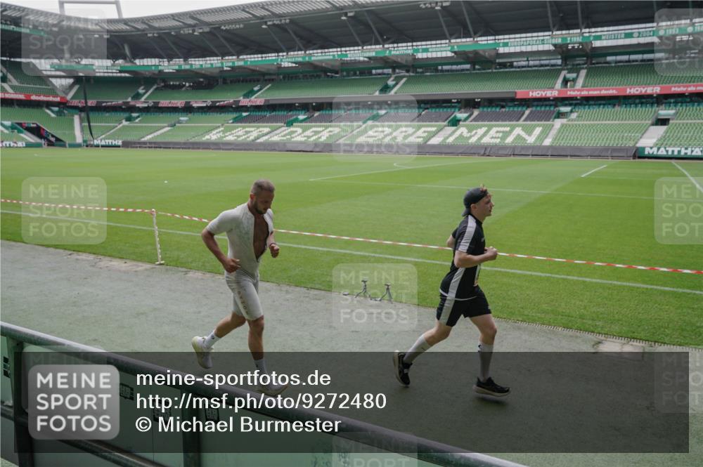 05.10.2025 - 20. swb-Marathon Bremen Michael Burmester http://msf.ph/oto/9272480 05.10.2025 12:46:44 Laufen im Stadion 223, 256, 281, 502, 545, 609, 818, 862, 891, 1246, 1521, 2163, 2228, 2276, 2585, 3054, 3084, 3381, 4274, 4617, 4758, 4848, 6295, 6849, 7583, 7675, 349, 649, 852, 943, 1091, 1307, 2545, 3807, 7028, 7526 meine-sportfotos.de