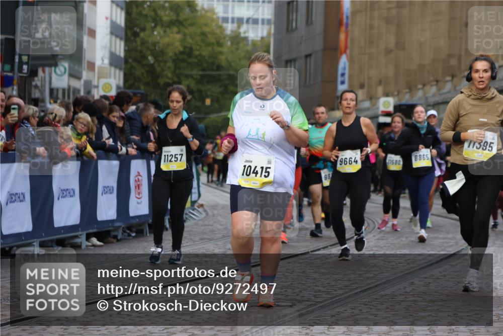 05.10.2025 - 20. swb-Marathon Bremen Strokosch-Dieckow http://msf.ph/oto/9272497 05.10.2025 11:11:00 Ziel 9664, 9948, 10415, 11257, 11395, 11560 meine-sportfotos.de