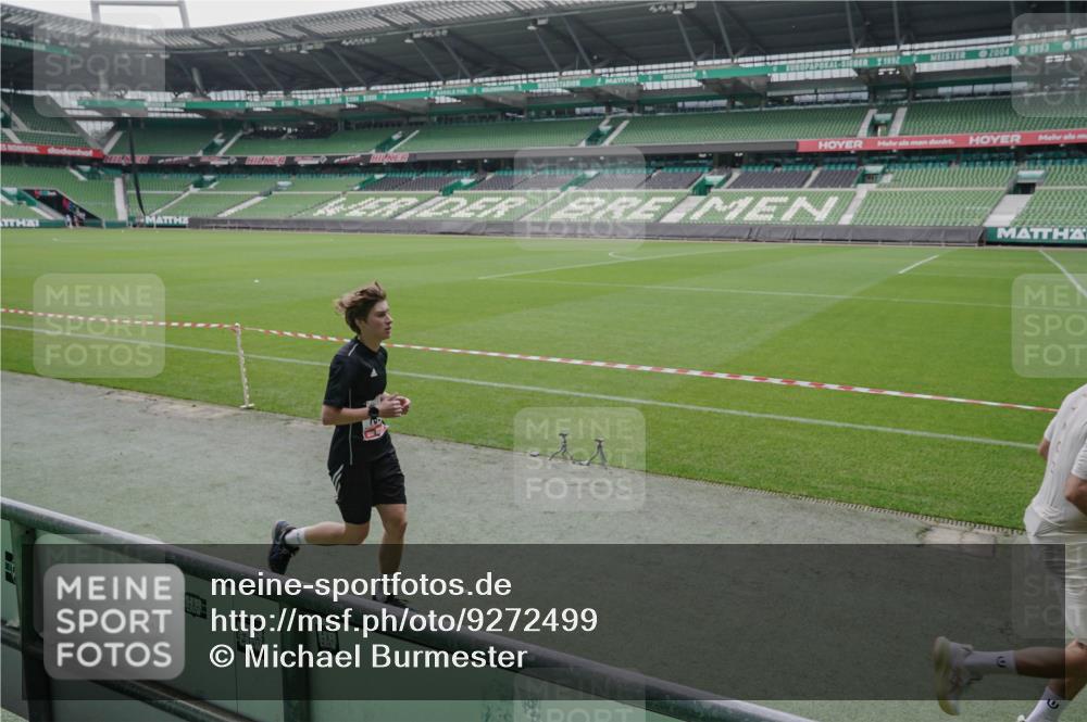 05.10.2025 - 20. swb-Marathon Bremen Michael Burmester http://msf.ph/oto/9272499 05.10.2025 12:46:45 Laufen im Stadion 223, 256, 281, 502, 505, 545, 609, 818, 862, 891, 1246, 1521, 2163, 2228, 2276, 2585, 3054, 3084, 3381, 4274, 4617, 4758, 4848, 6295, 6849, 7583, 7675, 649, 852, 943, 1091, 1307, 2545, 3807, 7028, 7526 meine-sportfotos.de