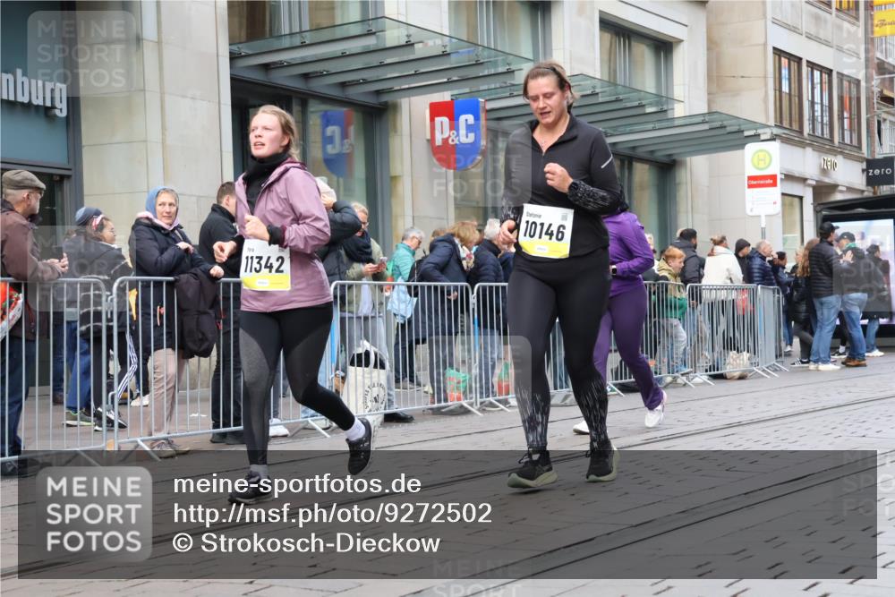 05.10.2025 - 20. swb-Marathon Bremen Strokosch-Dieckow http://msf.ph/oto/9272502 05.10.2025 11:10:13 Ziel 8225, 9446, 9572, 9804, 9895, 10146, 10280, 10288, 10440, 10441, 10442, 10552, 10665, 10962, 10980, 11157, 11240, 11342, 11388, 8225, 9446, 9572, 9804, 9895, 10146, 10280, 10288, 10440, 10441, 10442, 10552, 10665, 10962, 10980, 11157, 11240, 11342, 11388 meine-sportfotos.de