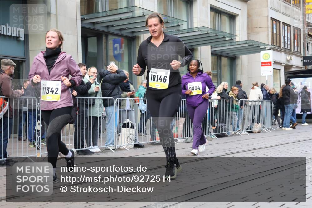 05.10.2025 - 20. swb-Marathon Bremen Strokosch-Dieckow http://msf.ph/oto/9272514 05.10.2025 11:10:13 Ziel 8225, 9446, 9572, 9804, 9895, 10146, 10280, 10288, 10440, 10441, 10442, 10552, 10665, 10962, 10980, 11157, 11240, 11342, 11388, 8225, 9446, 9572, 9804, 9895, 10146, 10280, 10288, 10440, 10441, 10442, 10552, 10665, 10962, 10980, 11157, 11240, 11342, 11388 meine-sportfotos.de