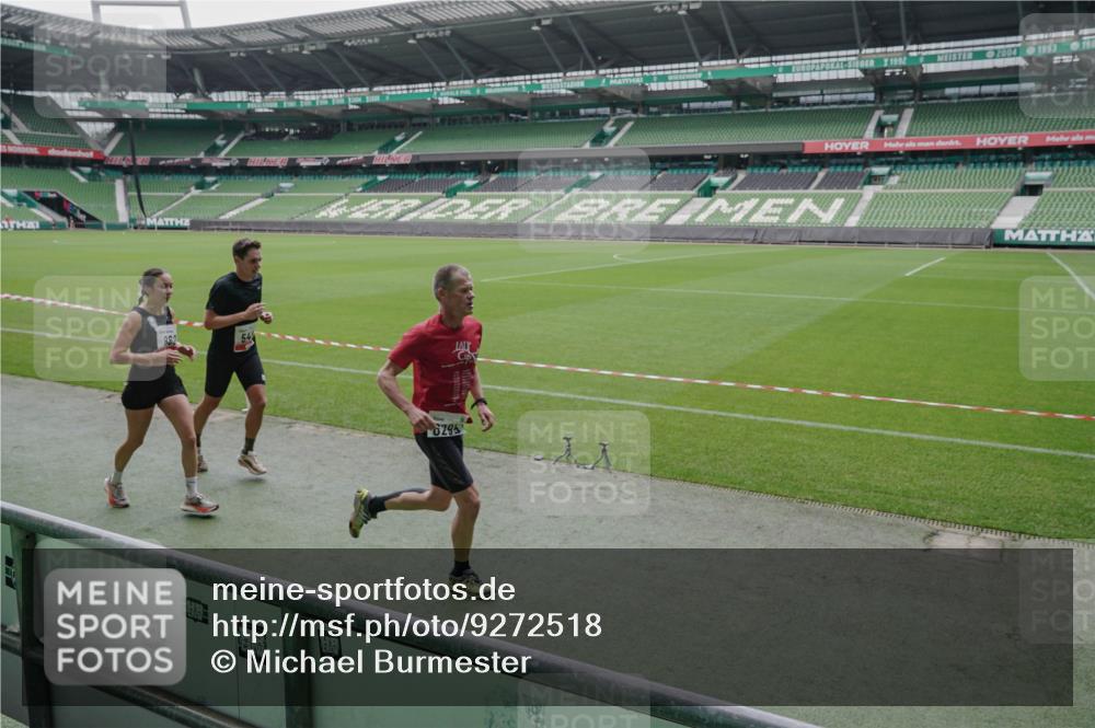05.10.2025 - 20. swb-Marathon Bremen Michael Burmester http://msf.ph/oto/9272518 05.10.2025 12:46:53 Laufen im Stadion 223, 256, 265, 281, 502, 505, 545, 609, 818, 862, 891, 1246, 1521, 1635, 2163, 2276, 2585, 2939, 3054, 3084, 3381, 4617, 4758, 4848, 4966, 4988, 6295, 6849, 7583, 7675, 1091, 2228, 4274, 7526 meine-sportfotos.de