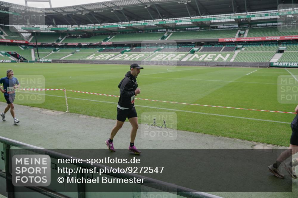 05.10.2025 - 20. swb-Marathon Bremen Michael Burmester http://msf.ph/oto/9272547 05.10.2025 12:46:55 Laufen im Stadion 223, 256, 265, 281, 391, 502, 505, 545, 609, 818, 862, 891, 1246, 1521, 1635, 2163, 2276, 2585, 2939, 3054, 3084, 3381, 4617, 4758, 4848, 4966, 4988, 6295, 6849, 7583, 7675, 2228, 4274, 4617, 7526 meine-sportfotos.de