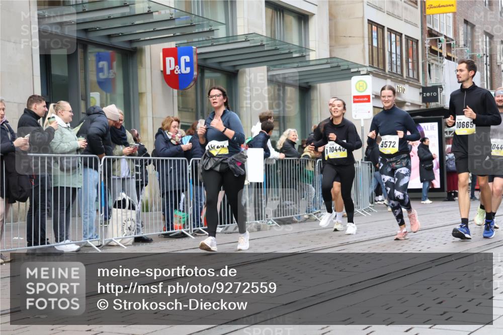 05.10.2025 - 20. swb-Marathon Bremen Strokosch-Dieckow http://msf.ph/oto/9272559 05.10.2025 11:10:18 Ziel 8225, 9446, 9572, 9804, 9895, 9984, 10146, 10288, 10399, 10440, 10441, 10442, 10552, 10665, 10861, 10962, 10980, 11157, 11161, 11240, 11342, 8225, 9446, 9572, 9804, 9895, 9984, 10146, 10288, 10399, 10440, 10441, 10442, 10552, 10665, 10861, 10962, 10980, 11157, 11161, 11240, 11342 meine-sportfotos.de
