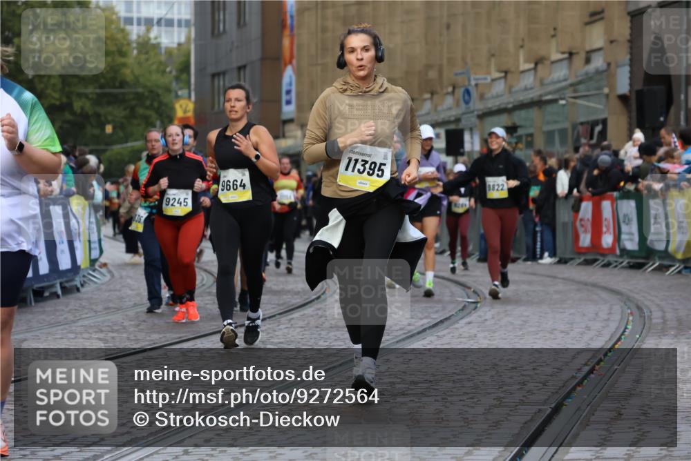 05.10.2025 - 20. swb-Marathon Bremen Strokosch-Dieckow http://msf.ph/oto/9272564 05.10.2025 11:11:01 Ziel 9664, 9948, 10415, 11257, 11395, 11560 meine-sportfotos.de
