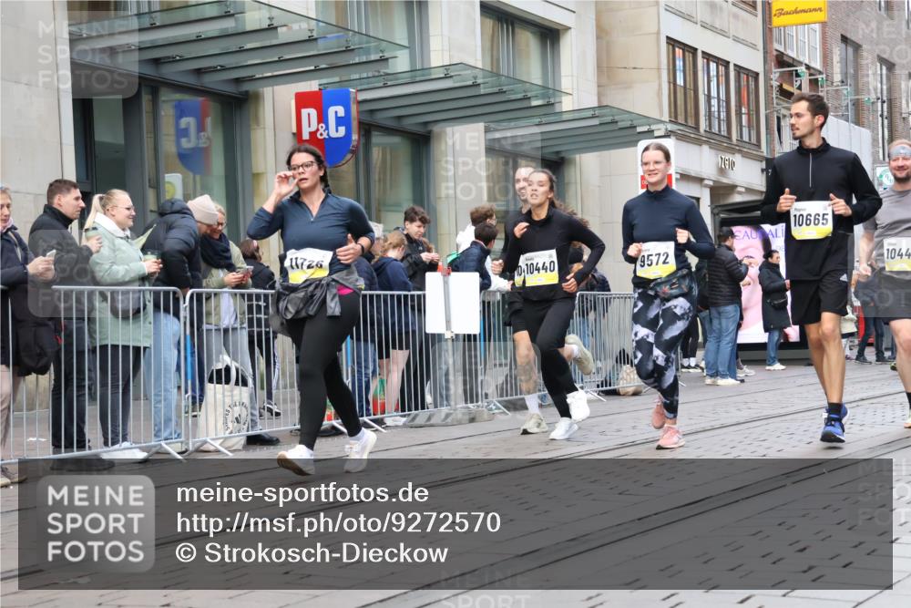 05.10.2025 - 20. swb-Marathon Bremen Strokosch-Dieckow http://msf.ph/oto/9272570 05.10.2025 11:10:19 Ziel 8225, 9446, 9572, 9804, 9895, 9984, 10146, 10288, 10399, 10440, 10441, 10442, 10552, 10665, 10861, 10962, 10980, 11157, 11161, 11240, 11342, 8225, 9446, 9572, 9804, 9895, 9984, 10146, 10288, 10399, 10440, 10441, 10442, 10552, 10665, 10861, 10962, 10980, 11157, 11161, 11240, 11342 meine-sportfotos.de