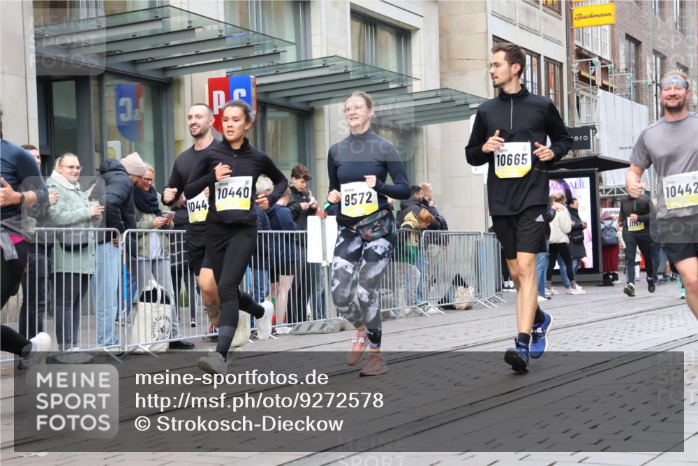 05.10.2025 - 20. swb-Marathon Bremen Strokosch-Dieckow http://msf.ph/oto/9272578 05.10.2025 11:10:19 Ziel 8225, 9446, 9572, 9804, 9895, 9984, 10146, 10288, 10399, 10440, 10441, 10442, 10552, 10665, 10861, 10962, 10980, 11157, 11161, 11240, 11342, 8225, 9446, 9572, 9804, 9895, 9984, 10146, 10288, 10399, 10440, 10441, 10442, 10552, 10665, 10861, 10962, 10980, 11157, 11161, 11240, 11342 meine-sportfotos.de