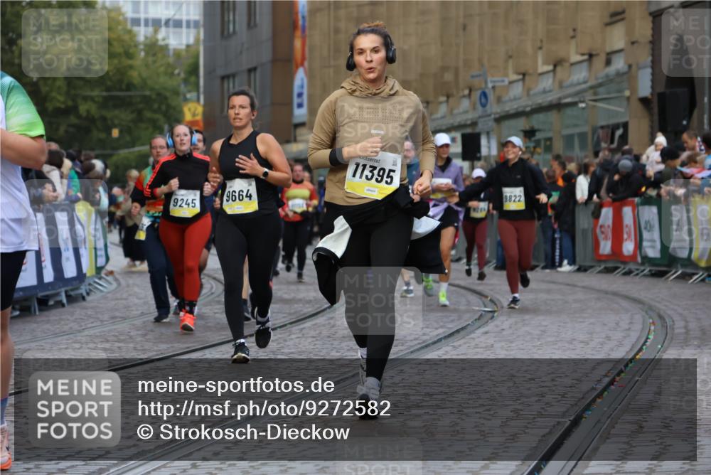 05.10.2025 - 20. swb-Marathon Bremen Strokosch-Dieckow http://msf.ph/oto/9272582 05.10.2025 11:11:01 Ziel 9664, 9948, 10415, 11257, 11395, 11560 meine-sportfotos.de