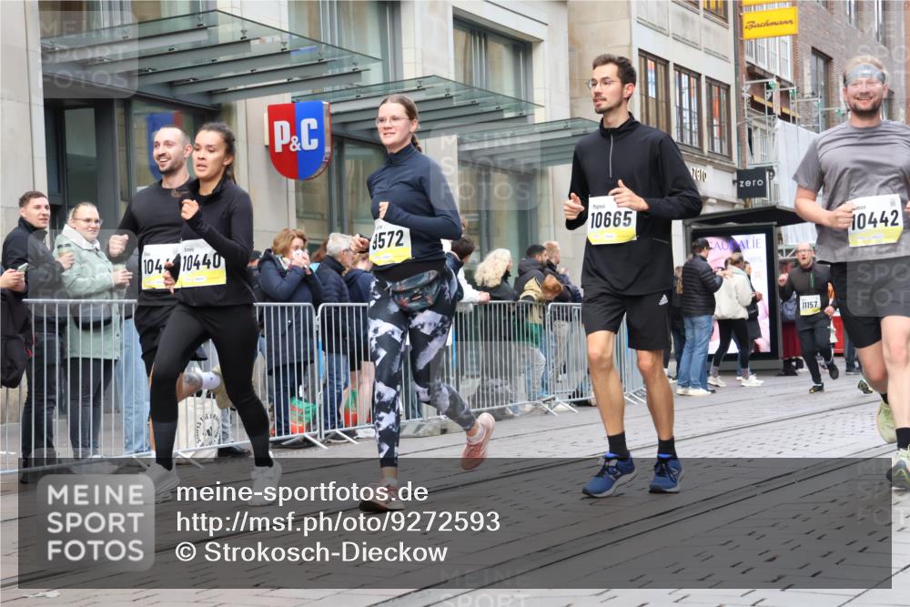 05.10.2025 - 20. swb-Marathon Bremen Strokosch-Dieckow http://msf.ph/oto/9272593 05.10.2025 11:10:20 Ziel 9446, 9572, 9804, 9984, 10146, 10399, 10440, 10441, 10442, 10665, 10861, 10962, 10980, 11157, 11161, 11240, 11318, 11342, 11544, 9446, 9572, 9804, 9984, 10146, 10399, 10440, 10441, 10442, 10665, 10861, 10962, 10980, 11157, 11161, 11240, 11318, 11342, 11544 meine-sportfotos.de