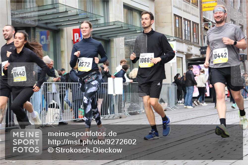 05.10.2025 - 20. swb-Marathon Bremen Strokosch-Dieckow http://msf.ph/oto/9272602 05.10.2025 11:10:20 Ziel 9446, 9572, 9804, 9984, 10146, 10399, 10440, 10441, 10442, 10665, 10861, 10962, 10980, 11157, 11161, 11240, 11318, 11342, 11544, 9446, 9572, 9804, 9984, 10146, 10399, 10440, 10441, 10442, 10665, 10861, 10962, 10980, 11157, 11161, 11240, 11318, 11342, 11544 meine-sportfotos.de