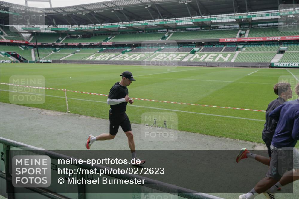 05.10.2025 - 20. swb-Marathon Bremen Michael Burmester http://msf.ph/oto/9272623 05.10.2025 12:47:00 Laufen im Stadion 223, 265, 391, 502, 505, 545, 609, 818, 862, 891, 1246, 1521, 1635, 2163, 2276, 2585, 2939, 3054, 3084, 3381, 4758, 4848, 4966, 4988, 6295, 7583, 7675, 8013, 256, 281, 2163, 2228, 4274, 4617, 6849 meine-sportfotos.de