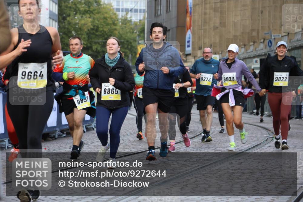 05.10.2025 - 20. swb-Marathon Bremen Strokosch-Dieckow http://msf.ph/oto/9272644 05.10.2025 11:11:05 Ziel 8865, 9245, 9664, 9822, 9823, 9836, 9837, 9948, 10415, 11257, 11395, 11580 meine-sportfotos.de