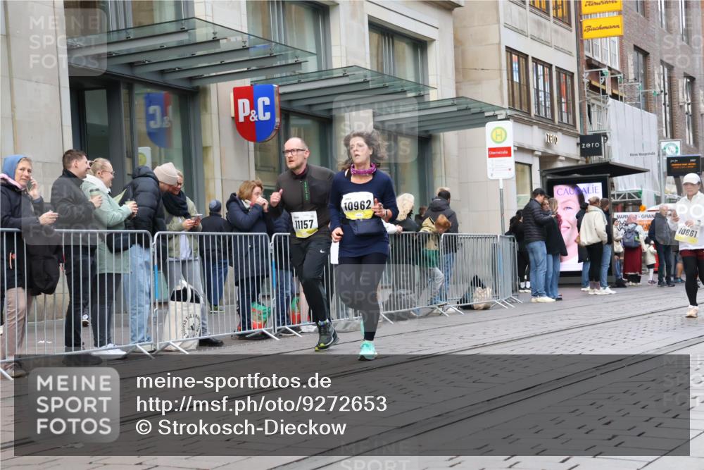05.10.2025 - 20. swb-Marathon Bremen Strokosch-Dieckow http://msf.ph/oto/9272653 05.10.2025 11:10:23 Ziel 9446, 9572, 9804, 9984, 10146, 10399, 10440, 10441, 10442, 10665, 10861, 10962, 10980, 11157, 11161, 11240, 11318, 11342, 11544, 9446, 9572, 9804, 9984, 10146, 10399, 10440, 10441, 10442, 10665, 10861, 10962, 10980, 11157, 11161, 11240, 11318, 11342, 11544 meine-sportfotos.de