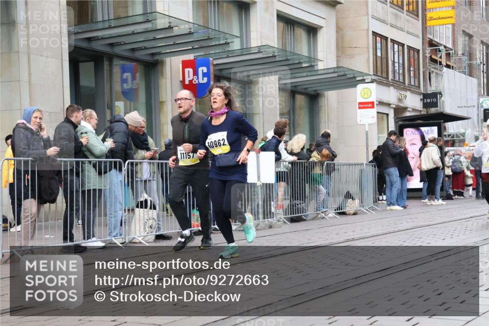 05.10.2025 - 20. swb-Marathon Bremen Strokosch-Dieckow http://msf.ph/oto/9272663 05.10.2025 11:10:24 Ziel 9446, 9572, 9804, 9984, 10146, 10399, 10440, 10441, 10442, 10665, 10861, 10962, 10980, 11157, 11161, 11240, 11318, 11342, 11544, 9446, 9572, 9804, 9984, 10146, 10399, 10440, 10441, 10442, 10665, 10861, 10962, 10980, 11157, 11161, 11240, 11318, 11342, 11544 meine-sportfotos.de