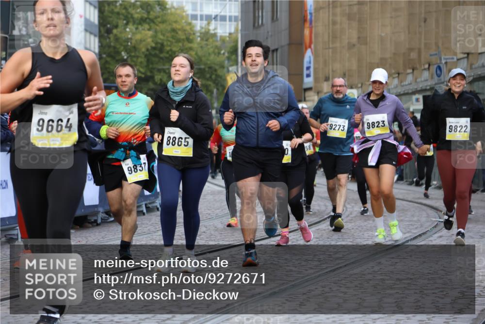 05.10.2025 - 20. swb-Marathon Bremen Strokosch-Dieckow http://msf.ph/oto/9272671 05.10.2025 11:11:05 Ziel 8865, 9245, 9664, 9822, 9823, 9836, 9837, 9948, 10415, 11257, 11395, 11580 meine-sportfotos.de