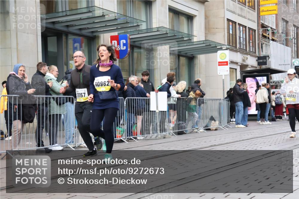 05.10.2025 - 20. swb-Marathon Bremen Strokosch-Dieckow http://msf.ph/oto/9272673 05.10.2025 11:10:24 Ziel 9446, 9572, 9804, 9984, 10146, 10399, 10440, 10441, 10442, 10665, 10861, 10962, 10980, 11157, 11161, 11240, 11318, 11342, 11544, 9446, 9572, 9804, 9984, 10146, 10399, 10440, 10441, 10442, 10665, 10861, 10962, 10980, 11157, 11161, 11240, 11318, 11342, 11544 meine-sportfotos.de
