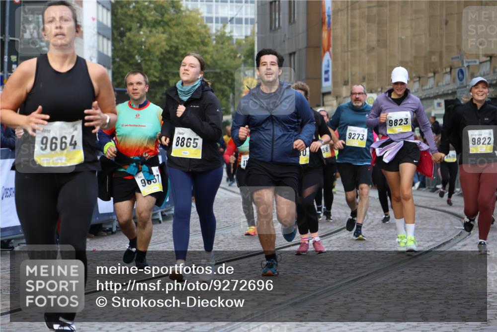 05.10.2025 - 20. swb-Marathon Bremen Strokosch-Dieckow http://msf.ph/oto/9272696 05.10.2025 11:11:05 Ziel 8865, 9245, 9664, 9822, 9823, 9836, 9837, 9948, 10415, 11257, 11395, 11580 meine-sportfotos.de