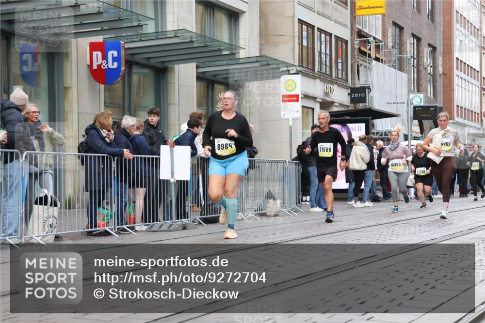 05.10.2025 - 20. swb-Marathon Bremen Strokosch-Dieckow http://msf.ph/oto/9272704 05.10.2025 11:10:29 Ziel 9446, 9572, 9804, 9984, 10399, 10665, 10861, 10962, 11157, 11161, 11240, 11318, 11544, 11560, 9446, 9572, 9804, 9984, 10399, 10665, 10861, 10962, 11157, 11161, 11240, 11318, 11544, 11560 meine-sportfotos.de