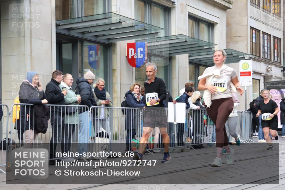 05.10.2025 - 20. swb-Marathon Bremen Strokosch-Dieckow http://msf.ph/oto/9272747 05.10.2025 11:10:32 Ziel 9446, 9572, 9804, 9984, 10399, 10415, 10665, 10861, 10962, 11157, 11161, 11318, 11395, 11544, 11560, 9446, 9572, 9804, 9984, 10399, 10415, 10665, 10861, 10962, 11157, 11161, 11318, 11395, 11544, 11560 meine-sportfotos.de