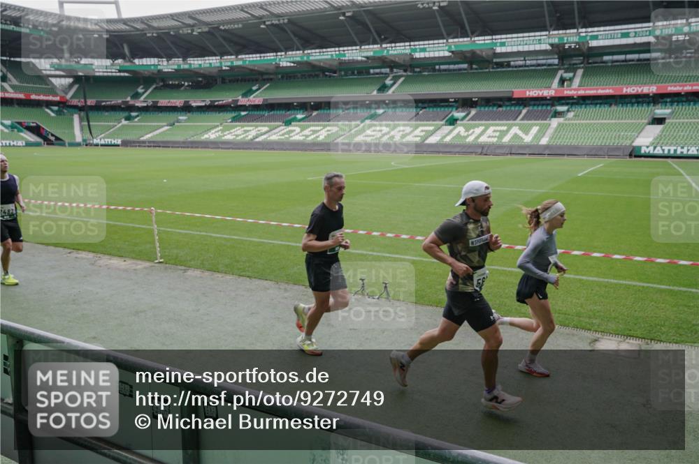 05.10.2025 - 20. swb-Marathon Bremen Michael Burmester http://msf.ph/oto/9272749 05.10.2025 12:47:21 Laufen im Stadion 223, 265, 344, 346, 391, 442, 502, 505, 545, 609, 656, 770, 818, 862, 1205, 1521, 1635, 2472, 2482, 2613, 2872, 2939, 3061, 4215, 4255, 4291, 4313, 4848, 4966, 4988, 5656, 5831, 6295, 7070, 7170, 7176, 7583, 8013, 891, 1246, 2276, 2585, 3054, 3084, 3381, 4758, 7675 meine-sportfotos.de