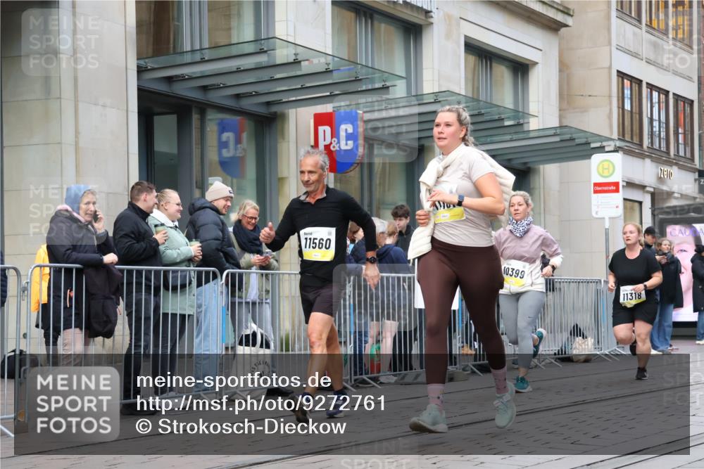 05.10.2025 - 20. swb-Marathon Bremen Strokosch-Dieckow http://msf.ph/oto/9272761 05.10.2025 11:10:32 Ziel 9446, 9572, 9804, 9984, 10399, 10415, 10665, 10861, 10962, 11157, 11161, 11318, 11395, 11544, 11560, 9446, 9572, 9804, 9984, 10399, 10415, 10665, 10861, 10962, 11157, 11161, 11318, 11395, 11544, 11560 meine-sportfotos.de