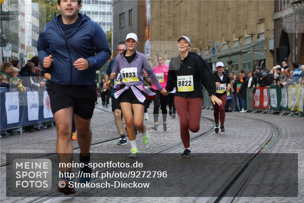 05.10.2025 - 20. swb-Marathon Bremen Strokosch-Dieckow http://msf.ph/oto/9272796 05.10.2025 11:11:08 Ziel 8865, 9245, 9264, 9273, 9664, 9822, 9823, 9836, 9837, 9948, 10614, 11158, 11257, 11580 meine-sportfotos.de