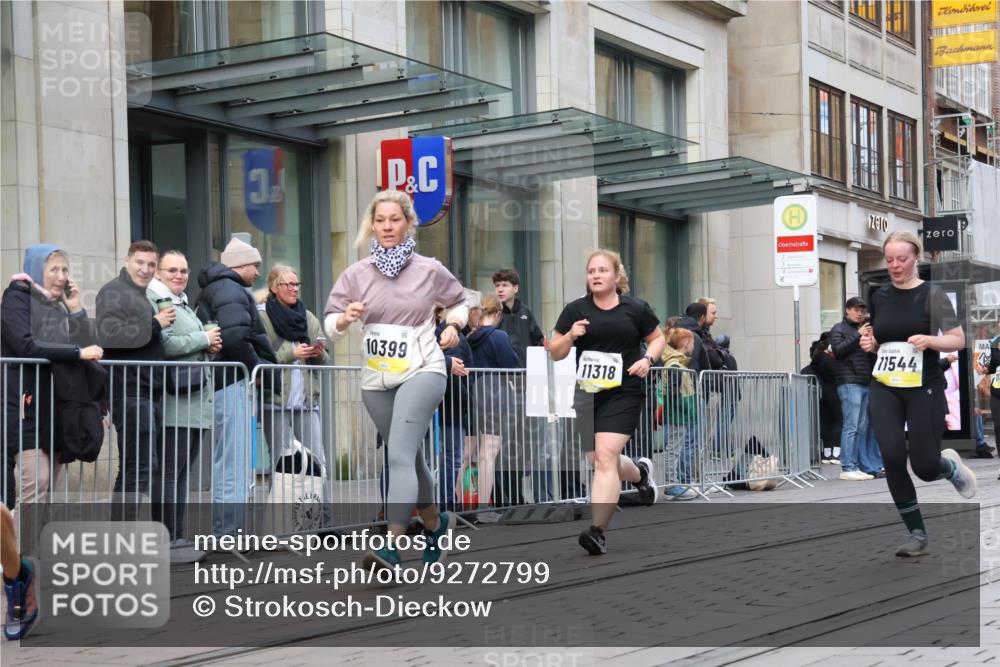 05.10.2025 - 20. swb-Marathon Bremen Strokosch-Dieckow http://msf.ph/oto/9272799 05.10.2025 11:10:34 Ziel 9572, 9664, 9804, 9984, 10399, 10415, 10665, 10861, 10962, 11157, 11161, 11318, 11395, 11544, 11560, 9572, 9664, 9804, 9984, 10399, 10415, 10665, 10861, 10962, 11157, 11161, 11318, 11395, 11544, 11560 meine-sportfotos.de