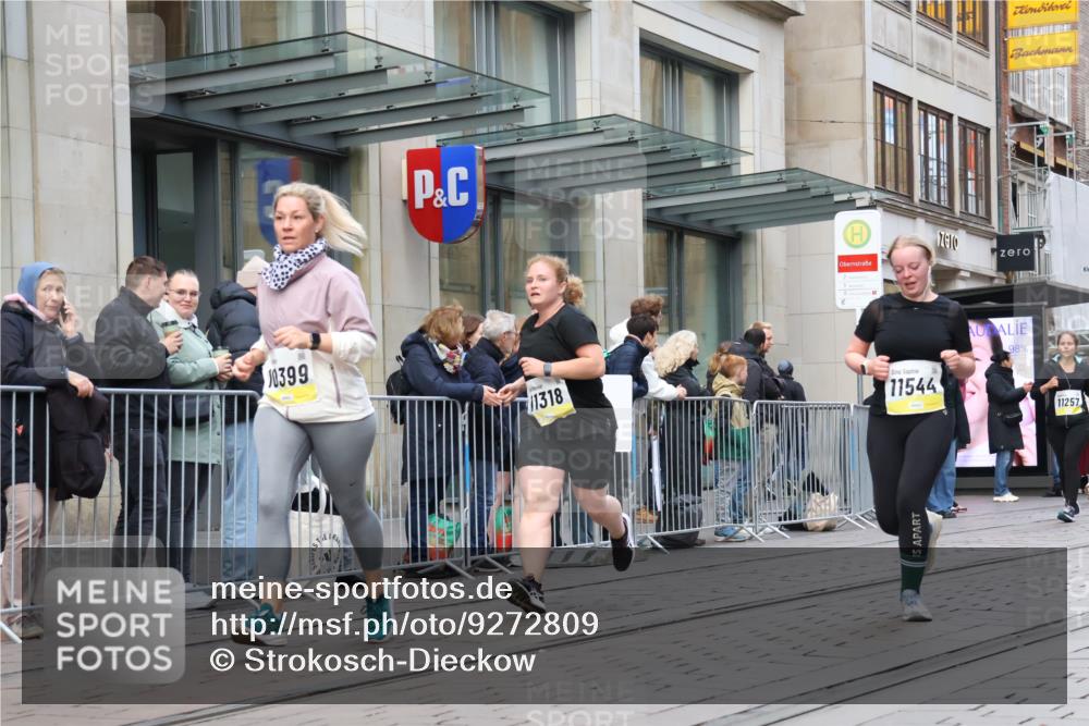 05.10.2025 - 20. swb-Marathon Bremen Strokosch-Dieckow http://msf.ph/oto/9272809 05.10.2025 11:10:34 Ziel 9572, 9664, 9804, 9984, 10399, 10415, 10665, 10861, 10962, 11157, 11161, 11318, 11395, 11544, 11560, 9572, 9664, 9804, 9984, 10399, 10415, 10665, 10861, 10962, 11157, 11161, 11318, 11395, 11544, 11560 meine-sportfotos.de