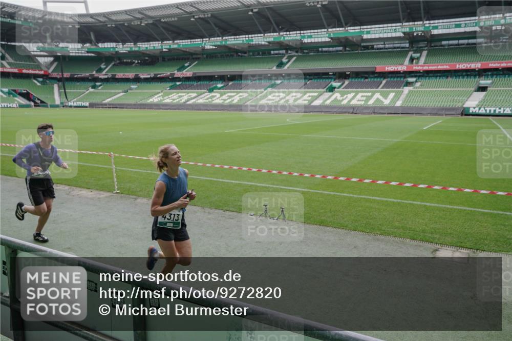 05.10.2025 - 20. swb-Marathon Bremen Michael Burmester http://msf.ph/oto/9272820 05.10.2025 12:47:30 Laufen im Stadion 223, 265, 344, 346, 391, 442, 502, 505, 545, 564, 656, 770, 818, 862, 1205, 1635, 1642, 1646, 2472, 2482, 2613, 2656, 2872, 2939, 3061, 4215, 4255, 4291, 4313, 4966, 4988, 5656, 5831, 6295, 6804, 7070, 7170, 7176, 7492, 8013, 609, 891, 1246, 1521, 3054, 3084, 4758, 4848, 7583 meine-sportfotos.de