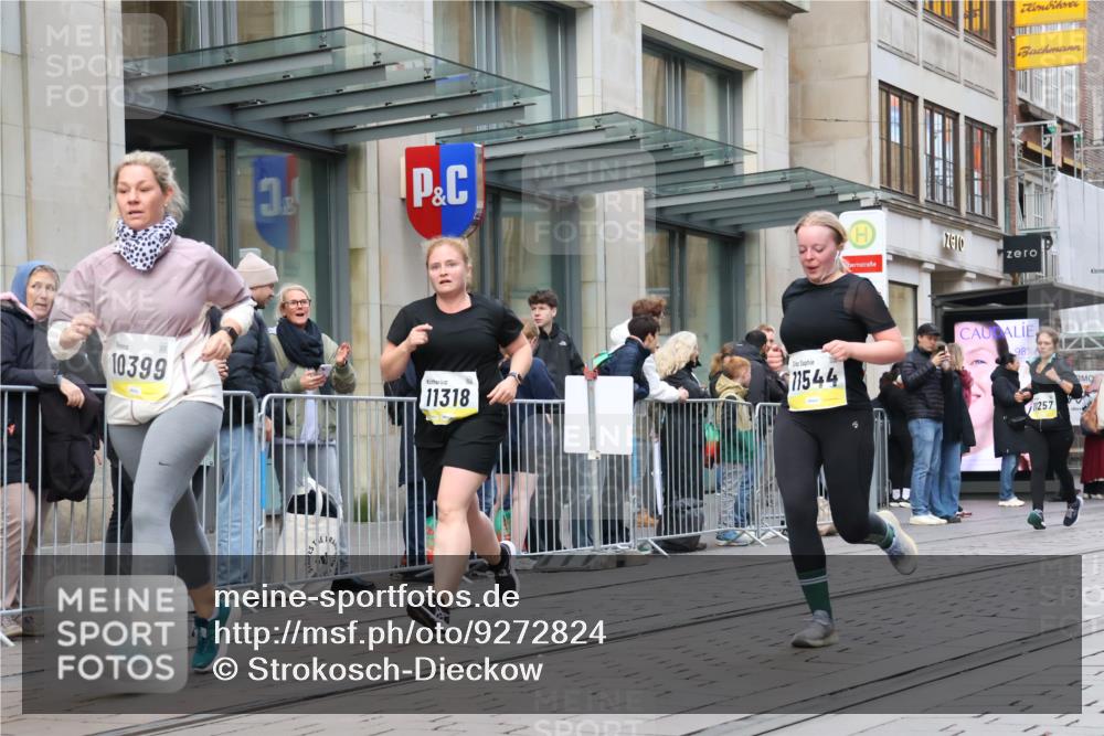 05.10.2025 - 20. swb-Marathon Bremen Strokosch-Dieckow http://msf.ph/oto/9272824 05.10.2025 11:10:34 Ziel 9572, 9664, 9804, 9984, 10399, 10415, 10665, 10861, 10962, 11157, 11161, 11318, 11395, 11544, 11560, 9572, 9664, 9804, 9984, 10399, 10415, 10665, 10861, 10962, 11157, 11161, 11318, 11395, 11544, 11560 meine-sportfotos.de