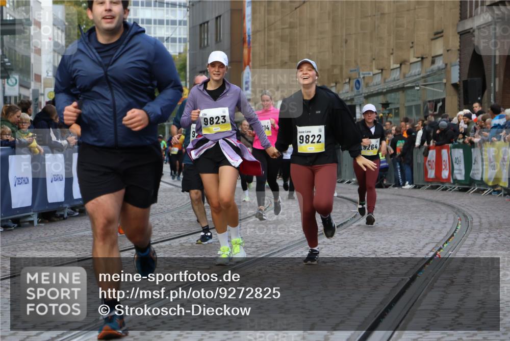 05.10.2025 - 20. swb-Marathon Bremen Strokosch-Dieckow http://msf.ph/oto/9272825 05.10.2025 11:11:08 Ziel 8865, 9245, 9264, 9273, 9664, 9822, 9823, 9836, 9837, 9948, 10614, 11158, 11257, 11580 meine-sportfotos.de