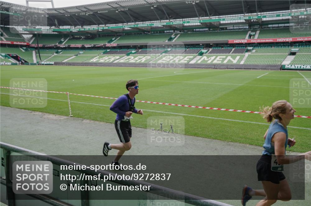 05.10.2025 - 20. swb-Marathon Bremen Michael Burmester http://msf.ph/oto/9272837 05.10.2025 12:47:31 Laufen im Stadion 223, 265, 344, 346, 391, 442, 502, 505, 545, 564, 656, 770, 818, 862, 1205, 1635, 1642, 1646, 2472, 2482, 2613, 2656, 2872, 2939, 3061, 4215, 4255, 4291, 4313, 4966, 4988, 5656, 5831, 6295, 6804, 7070, 7170, 7176, 7492, 8013, 609, 891, 1246, 1521, 3054, 3084, 4758, 4848, 7583 meine-sportfotos.de