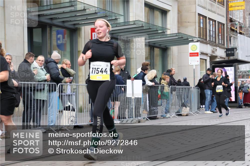 05.10.2025 - 20. swb-Marathon Bremen Strokosch-Dieckow http://msf.ph/oto/9272846 05.10.2025 11:10:35 Ziel 9572, 9664, 9804, 9948, 9984, 10399, 10415, 10861, 10962, 11157, 11161, 11257, 11318, 11395, 11544, 11560, 9572, 9664, 9804, 9948, 9984, 10399, 10415, 10861, 10962, 11157, 11161, 11257, 11318, 11395, 11544, 11560 meine-sportfotos.de