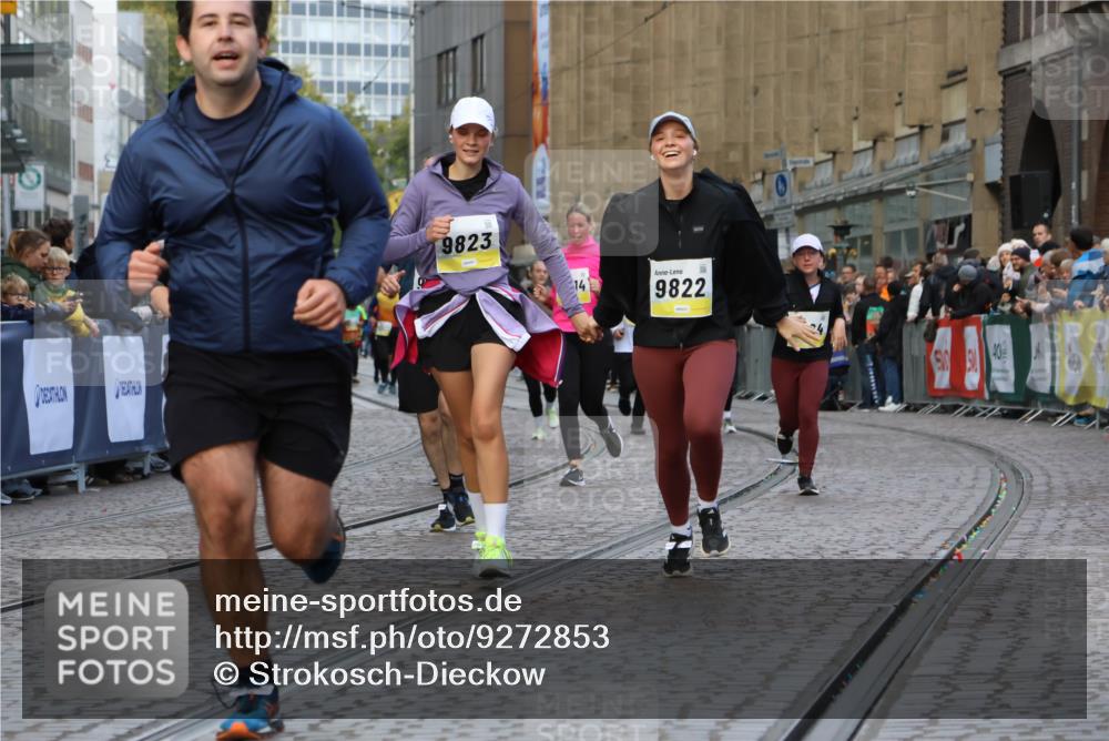 05.10.2025 - 20. swb-Marathon Bremen Strokosch-Dieckow http://msf.ph/oto/9272853 05.10.2025 11:11:08 Ziel 8865, 9245, 9264, 9273, 9664, 9822, 9823, 9836, 9837, 9948, 10614, 11158, 11257, 11580 meine-sportfotos.de