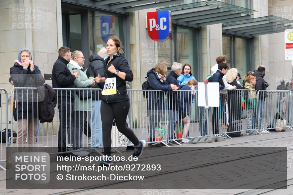 05.10.2025 - 20. swb-Marathon Bremen Strokosch-Dieckow http://msf.ph/oto/9272893 05.10.2025 11:10:40 Ziel 8865, 9245, 9664, 9822, 9823, 9836, 9837, 9948, 9984, 10399, 10415, 10861, 11161, 11257, 11318, 11395, 11544, 11560, 11580, 8865, 9245, 9664, 9822, 9823, 9836, 9837, 9948, 9984, 10399, 10415, 10861, 11161, 11257, 11318, 11395, 11544, 11560, 11580 meine-sportfotos.de