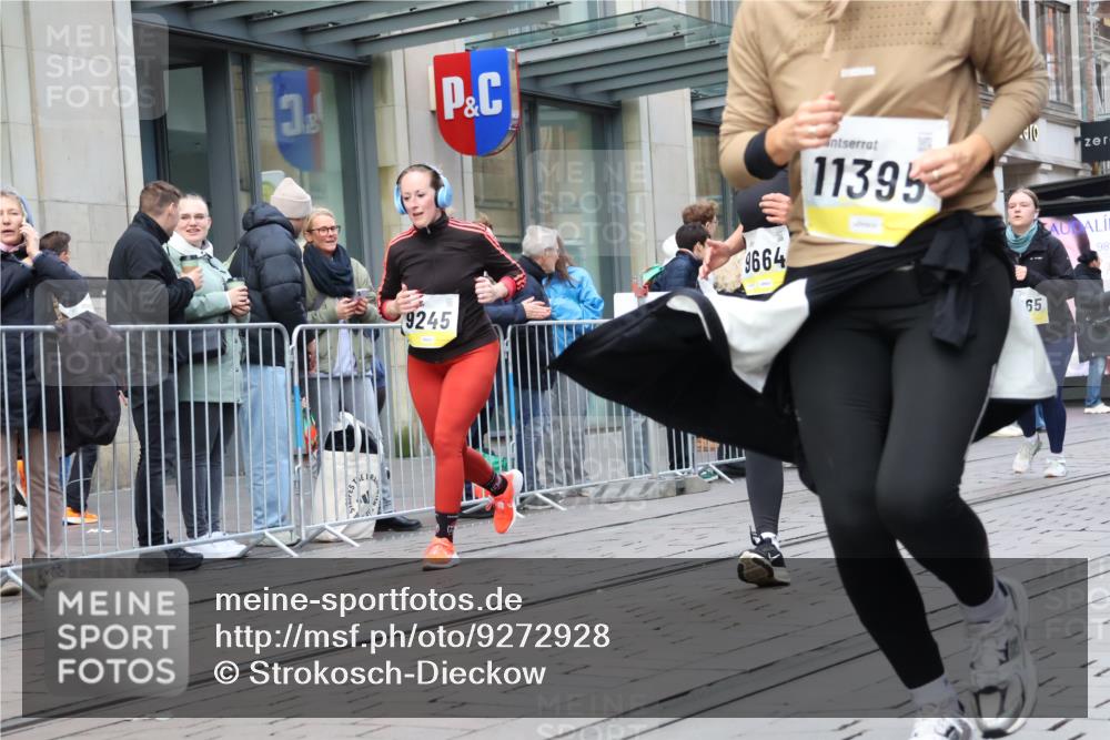 05.10.2025 - 20. swb-Marathon Bremen Strokosch-Dieckow http://msf.ph/oto/9272928 05.10.2025 11:10:43 Ziel 8865, 9245, 9264, 9273, 9664, 9822, 9823, 9836, 9837, 9948, 9984, 10399, 10415, 10614, 11158, 11257, 11318, 11395, 11544, 11560, 11580, 8865, 9245, 9264, 9273, 9664, 9822, 9823, 9836, 9837, 9948, 9984, 10399, 10415, 10614, 11158, 11257, 11318, 11395, 11544, 11560, 11580 meine-sportfotos.de