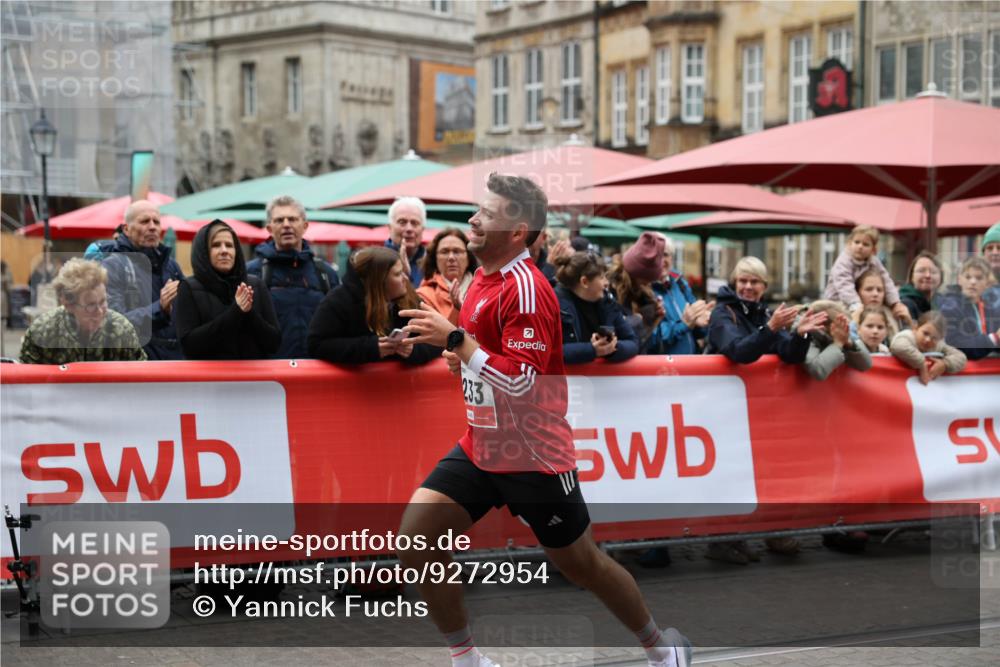 05.10.2025 - 20. swb-Marathon Bremen Yannick Fuchs http://msf.ph/oto/9272954 05.10.2025 12:21:04 Ziel 1233 meine-sportfotos.de