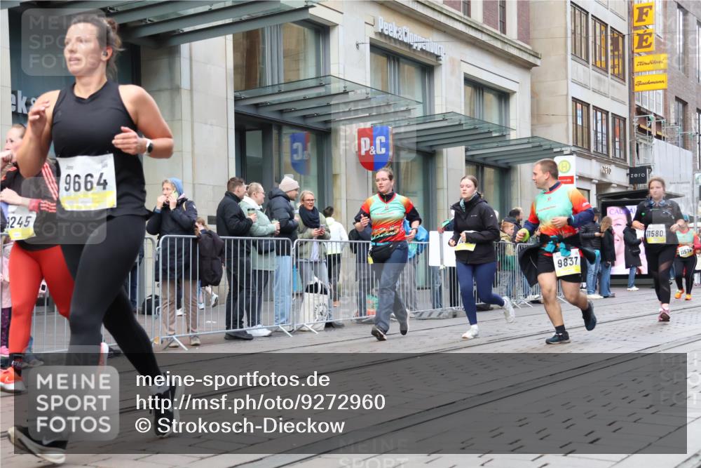 05.10.2025 - 20. swb-Marathon Bremen Strokosch-Dieckow http://msf.ph/oto/9272960 05.10.2025 11:10:44 Ziel 8865, 9245, 9264, 9273, 9664, 9822, 9823, 9836, 9837, 9948, 10183, 10415, 10614, 11158, 11257, 11318, 11395, 11544, 11560, 11578, 11580, 8865, 9245, 9264, 9273, 9664, 9822, 9823, 9836, 9837, 9948, 10183, 10415, 10614, 11158, 11257, 11318, 11395, 11544, 11560, 11578, 11580 meine-sportfotos.de